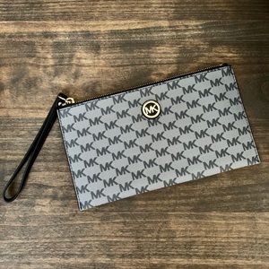 Michael Kors Jet Set Zip Clutch
